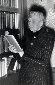 500914 Portret van schrijfster Ina Boudier-Bakker (Amsterdam, 15 april 1875 - Utrecht, 26 december 1966), in de ...